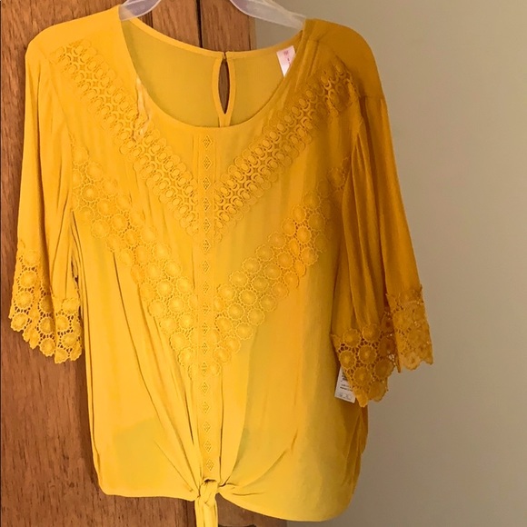 YELLOW 🌼🙈 TIE FRONT TOP BRAND NEW w TAG - Picture 1 of 2